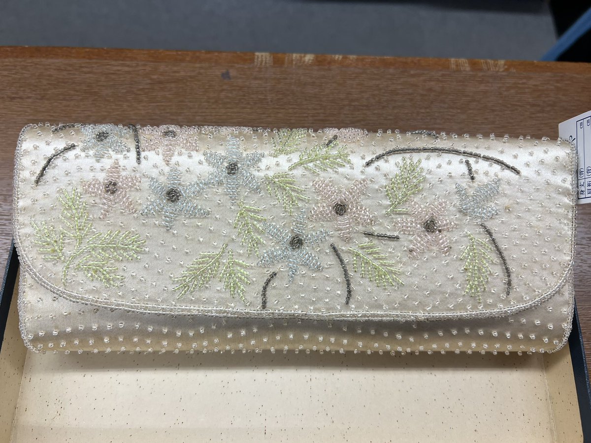 本日入荷 ビーズのクラッチバッグ なんと220円👏 #リサイクル小物