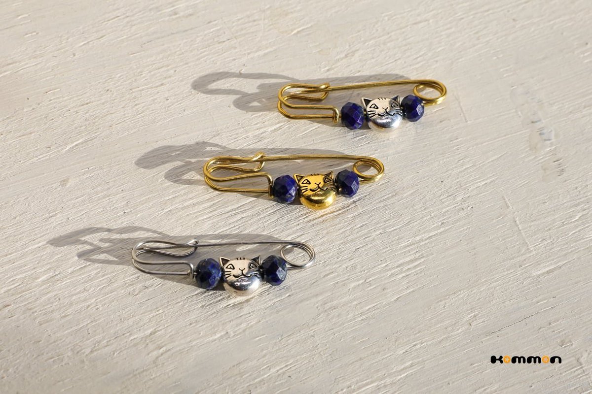 猫好きさんにはたまらない、猫チャームのブローチでコーディネートの