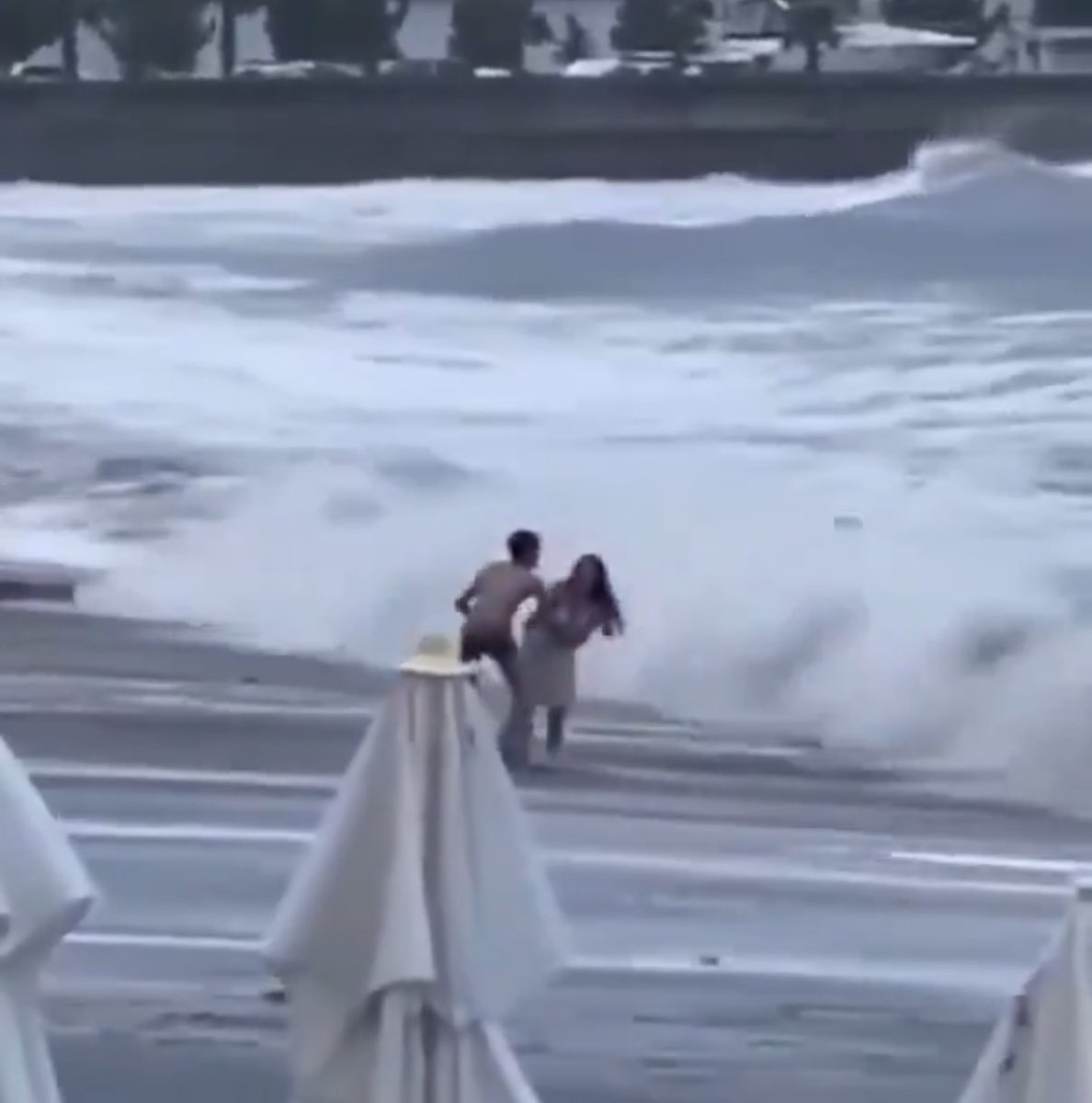 MeaningfulBuddy's tweet photo. @MarioNawfal i hate to say it

but he was pulling her back towards shore and she yanks him towards the water

he was clearly trying to get her away 

i admit if he was stronger he could have gotten her  
away from the water in the first place but rescuing her after she was taken 😬 idk https://t.co/h76kGKEbri