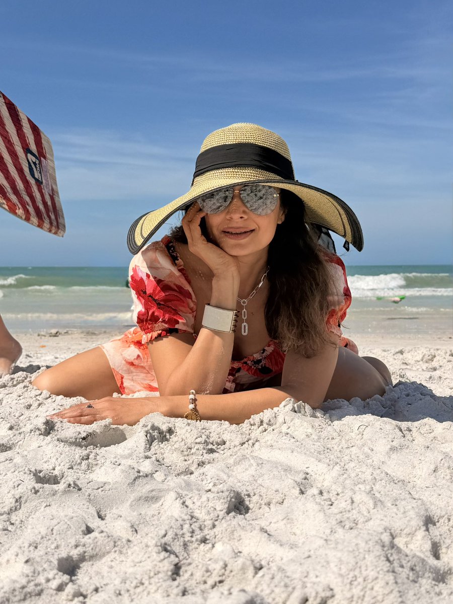 iampoojabatra's tweet image. Sea 🌊, wind 🌬️, sand 🏖️… plus sunblock 🧴, shades 😎, Sun hat 👒 — now _that’s the ultimate chill package.
#Clearwater #Florida
