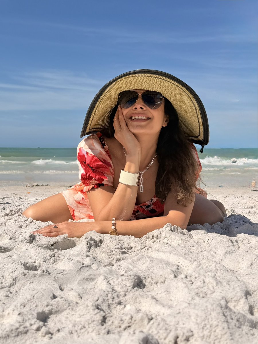 iampoojabatra's tweet image. Sea 🌊, wind 🌬️, sand 🏖️… plus sunblock 🧴, shades 😎, Sun hat 👒 — now _that’s the ultimate chill package.
#Clearwater #Florida