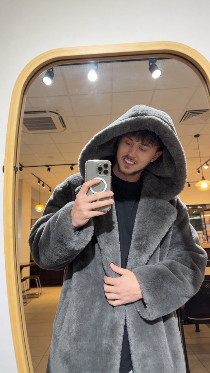 yourboykaptain's tweet photo. Anyone wanna Netflix and chill😈 https://t.co/hmGIXYJfLq