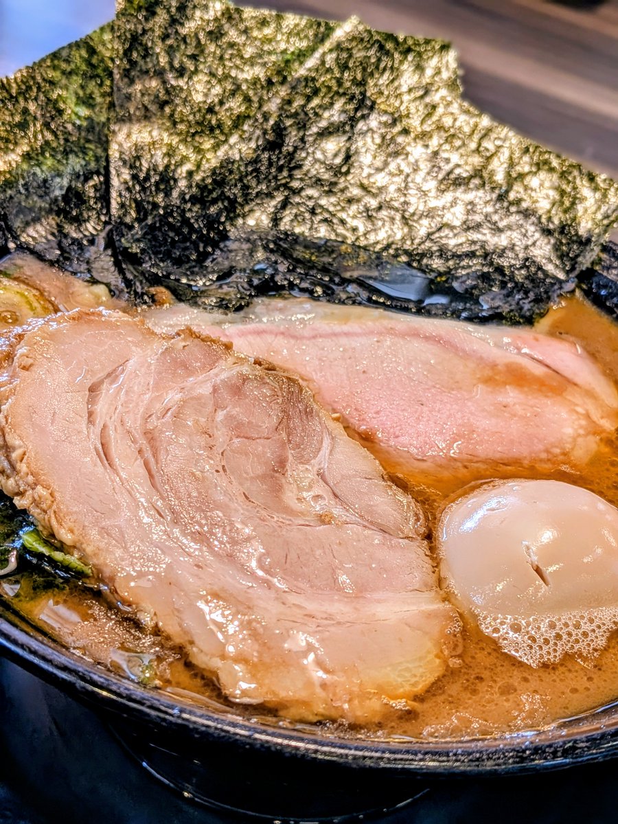 BmbDk's tweet photo. 👑王道家直系家系ラーメンがく本店
                    ラーメン＋味玉

今日は麺友さんと𝑮𝒂𝒌𝒖さんに来ました🥰朝イチの𝑮𝒂𝒌𝒖さんスープはフレッシュ感を感じる1杯でとても美味しいです💯🍜💮

新井さん何時もお心遣いありがとうございます🫶
２軒目の物件早く見つかるといいですね🏠

カルっと美味しく𝑮𝒂𝒌𝒖れました🍜