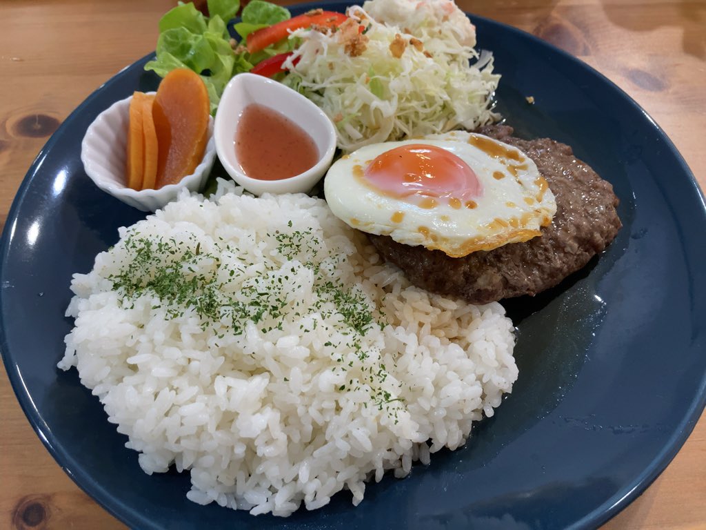MsJunction's tweet photo. 園内のレストラン混んでる、と一時退園したものの、近くにもお店は無さそう…
と見つけた！
個人経営のハワイアン料理のお店。
お店の方もとてもいい方々で、
初対面なのに結構話し込んでしまった😊
よし、次福岡来た時はまた🎵
#SNOWBASE
#ハワイアン料理
#ロコモコ
#マラサダ
#生ドーナツ https://t.co/zCKAgvD2r1