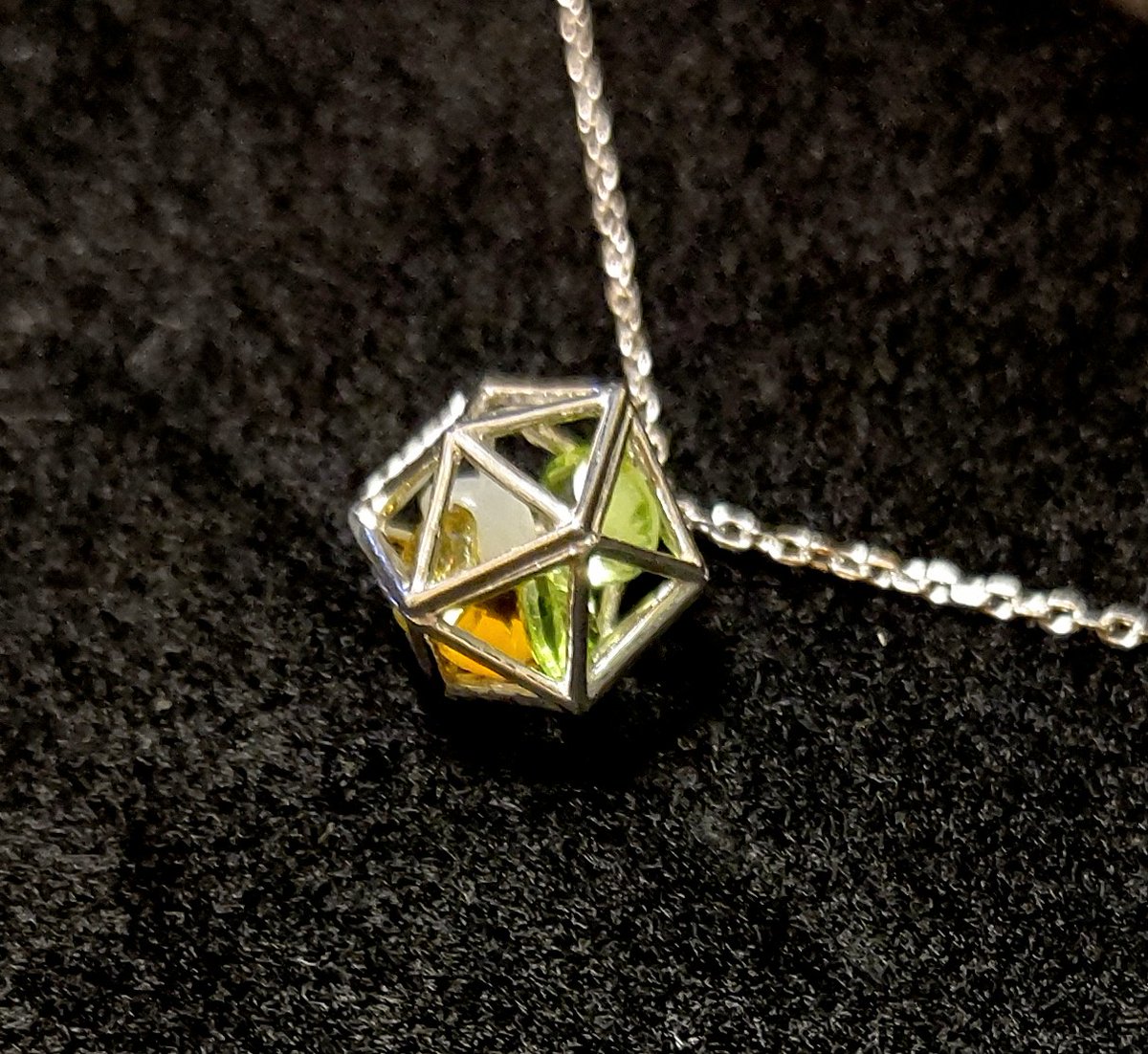 昨日届いたフリージアさん(@FREESIA2014)のペンダント。1枚目は蛍光灯