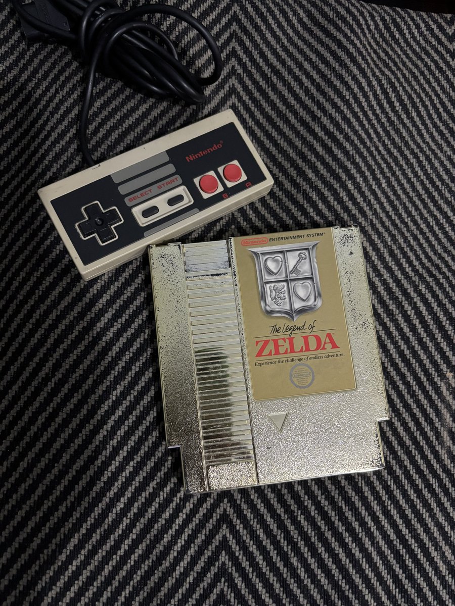 Así fue cómo empecé con #thelegendofzelda
Pero fue hasta 1990 que mi papá compró el Nintendo, fue en una tienda Gigante. El juego de Zelda lo tenía mi gran amigo David, horas atorados en el juego. Vaya recuerdos y tantos años jugando la saga.
<a href="/NintendoLatam/">Nintendo Latinoamérica</a>