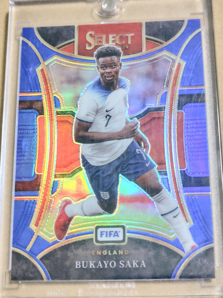 ブカヨ・サカのカードだと、2023-24 PANINI SELECTの青パラが