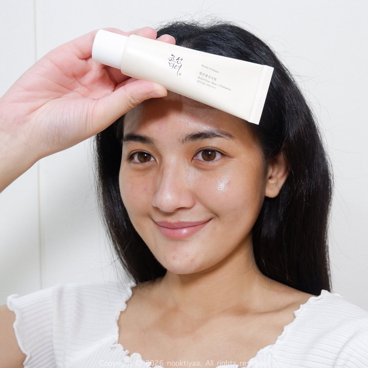 ใกล้หน้าร้อนแล้ว มาแนะนำกันแดดสายออร์แกนิก  กันแดดข้าว+โพรไบโอติกส์ของ BOJ เนื้อเป็นแบบ Watery บางเบา เกลี่ยง่าย หลังทาสบายผิวมาก แต่ยังบำรุงให้ผิวชุ่มชื้นแบบไม่เหนอะหนะ ที่สำคัญไม่เป็นคราบขาว ทาทับเมคอัพระหว่างวันได้อ่ะ เริ่ดมาก มีส่วนผสมของ Soothing ช่วยปลอบประโลม