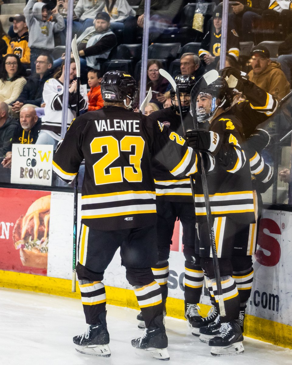 All smiles after winning the weekend 😀  

#BroncosReign