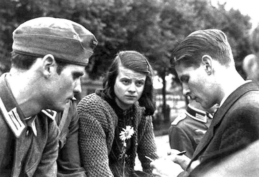 22 февраля 1943 года были казнены Ганс, Софи Шолль и Кристоф Пробст, подпольщики-антифашисты группы "Белая роза" (на фото слева направо)

Текст их листовки:   - Разве не стыдится сегодня своего правительства каждый честный немец? Да и кто из нас догадывается о масштабе позора,