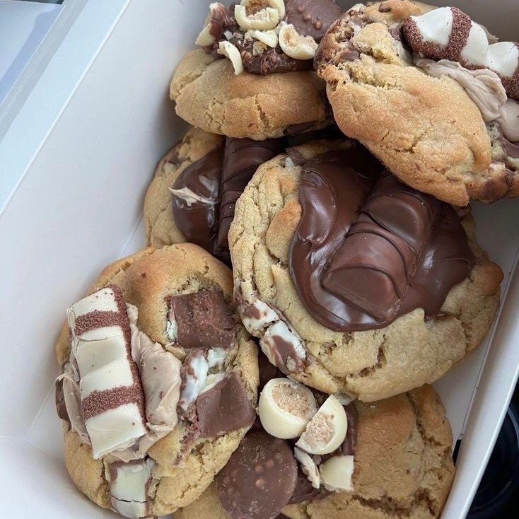 violettweets_'s tweet image. cinnamon roll or cookies?