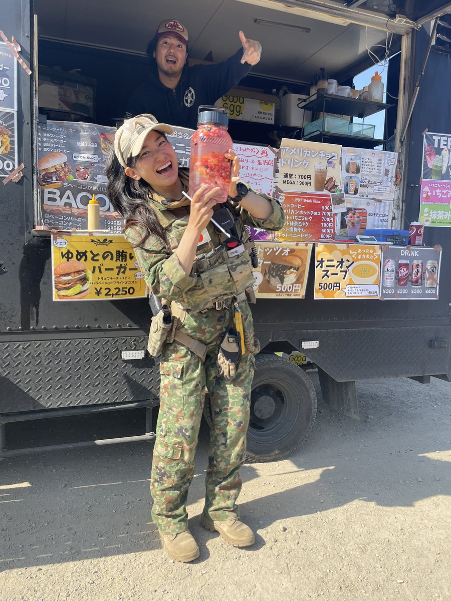 pimp_aka_kazu's tweet photo. ヘッズ川越7周年祭にて
リリーと
今後の活動頑張ってくださいね〜
本日はまともな格好🤣
#ヘッズ川越
#ポリスキッチン
#policekitchen
#りりあんぬ葵
#LAPD
#サバゲー https://t.co/OinweHlSXb