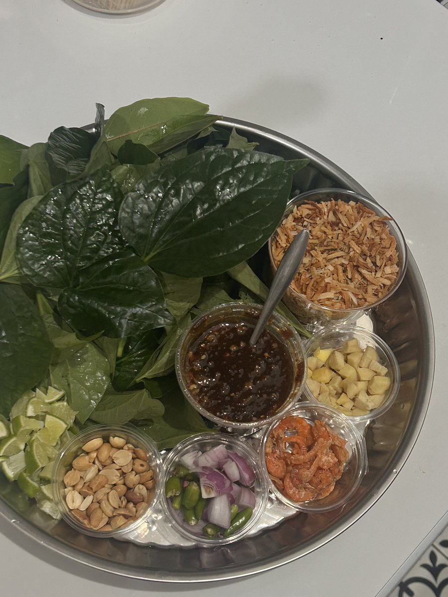 Bluemocca165's tweet image. ช่วงนี้แกล้ง ๆ รักสุขภาพครับ กินสลัดผัก 😌✌🏻

ถ้าฝรั่งเขามีสลัดผักราดซอสฉ่ำ ๆ ไทยเราก็มีนี่แหละคับ เมี่ยงคำ แกล้งรักสุขภาพแต่ราดซอสฉ่ำเหมือนกัน ผอมกี่โมง 5555555555555555

เด็กสมัยนี้รู้จักกันมั้ย เพราะที่ร้านผมมีกินกันเป็นอยู่ไม่กี่คนเอง 😂😂