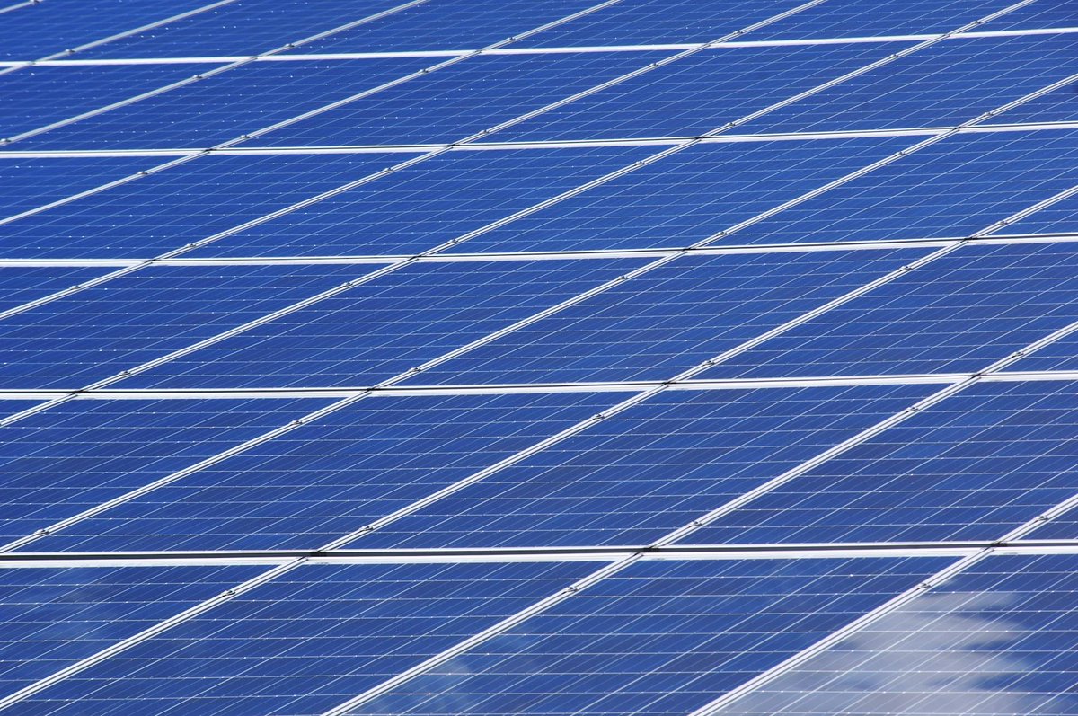 kavout's tweet photo. Why is $RUN soaring when others lag? Sunrun's unique TPO model & solar-plus-storage strategy are driving its market outperformance. Policy clarity is creating a structural tailwind. Deep dive here! #Sunrun #SolarEnergy
https://t.co/9b5lSF0nSX https://t.co/2k27Aq1KIP