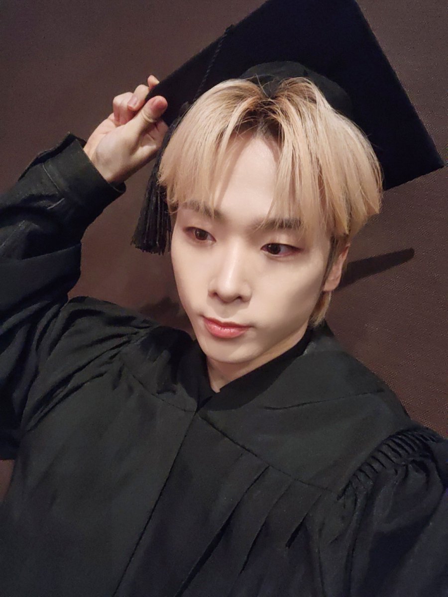 [👑] 
나 졸업했어요👩‍🎓🎓

#MCND #엠씨엔디 
#Castle_J #캐슬제이