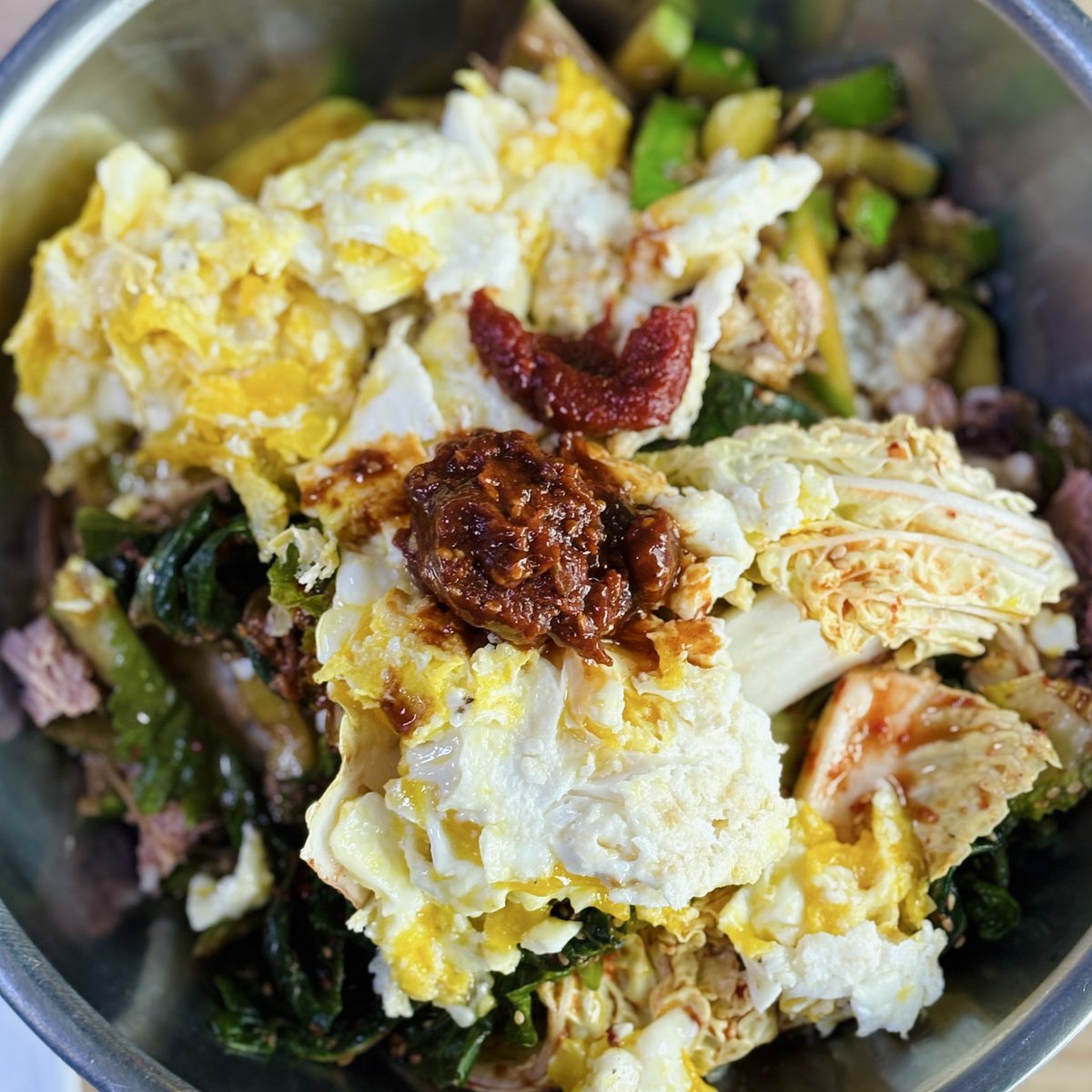 양푼에 담긴 봄동비빔밥 관련 사진