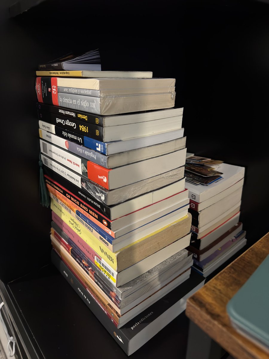 HiramSolares's tweet photo. ¿Podré leerlos antes de acabar el año o seguiré comprando tres libros por cada libro terminado? 🫠 https://t.co/iubGIsa8gK