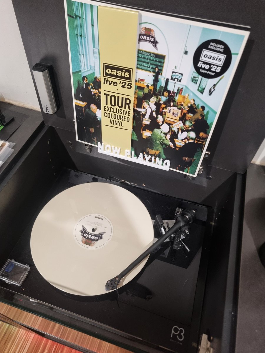 OldSkhoolGaming's tweet photo. More Limited Edition @oasis from their recent trip to Oz, this time with their "B-Sides" release The Masterplan.

#ilovevinyl #playitloud #RegaP3 #Oasis https://t.co/IXr25jYucD