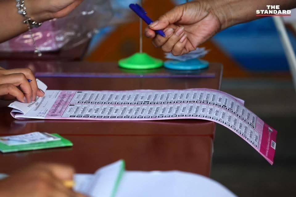 กกต.พิมพ์บัตรเลือกตั้งแบบใหม่ใช้ที่คันนายาว มีบาร์โค้ด แต่ไม่มีต้นขั้ว "เอิร์ธ ธนรัตน์ เกื้อวัฒนาพันธุ์" โพสท์ภาพบัตรเลือกตั้งใหม่วันอาทิตย์ที่ 22 ก.พ. ระบุ

"Omae wa mou shindeiru มันจบแล้วครับ 😊 "