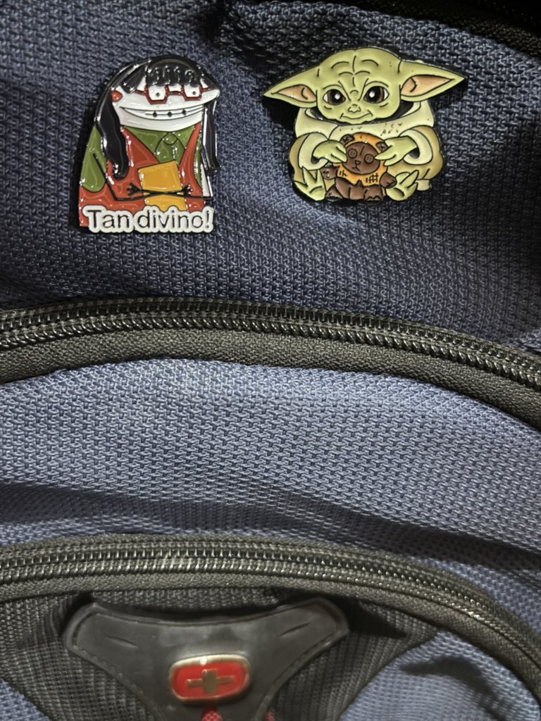 Terminando tareas, para dedicarle tiempo a ese pinche memorial 😭 pero observando mi nuevo Pin de Betty 🫠 gasto innecesario para incentivarme estudiando 😂