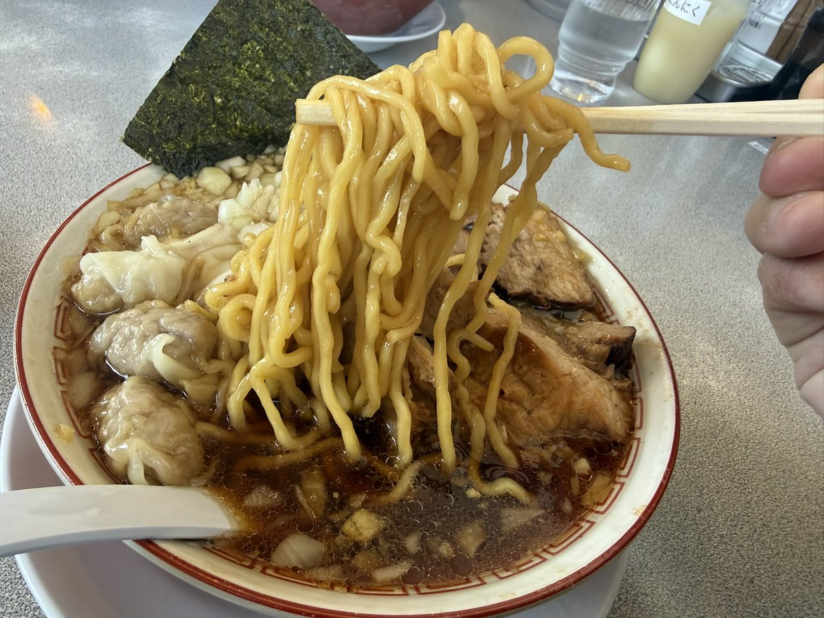 EVH5150NM's tweet image. 26/2/21(土)
@麺の和
チャーシューメン
ワンタン
唐揚げハーフ

千葉遠征①
SUSURU.TVみて気になり訪麺
その効果か凄まじい人
初の竹岡式はネオ、角煮チャーシューが旨すぎる
ザ中華麺がチープで竹岡式らしいんかな
とにかく旨い、粗削りだけどクセになる

#ラーメン #竹岡式 #ネオ