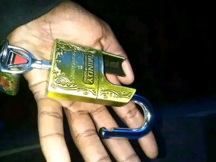 Mbona mnakuanga mmeaminia hii kufuli sana hivo?