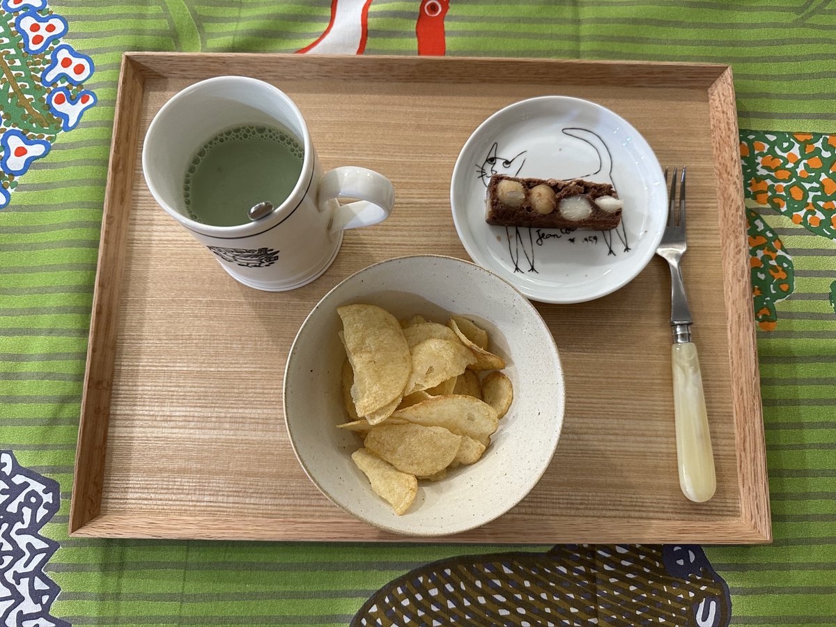 今日のおやつ。Trader Joe'sの溶かせばいいだけの抹茶ラテは甘過ぎず