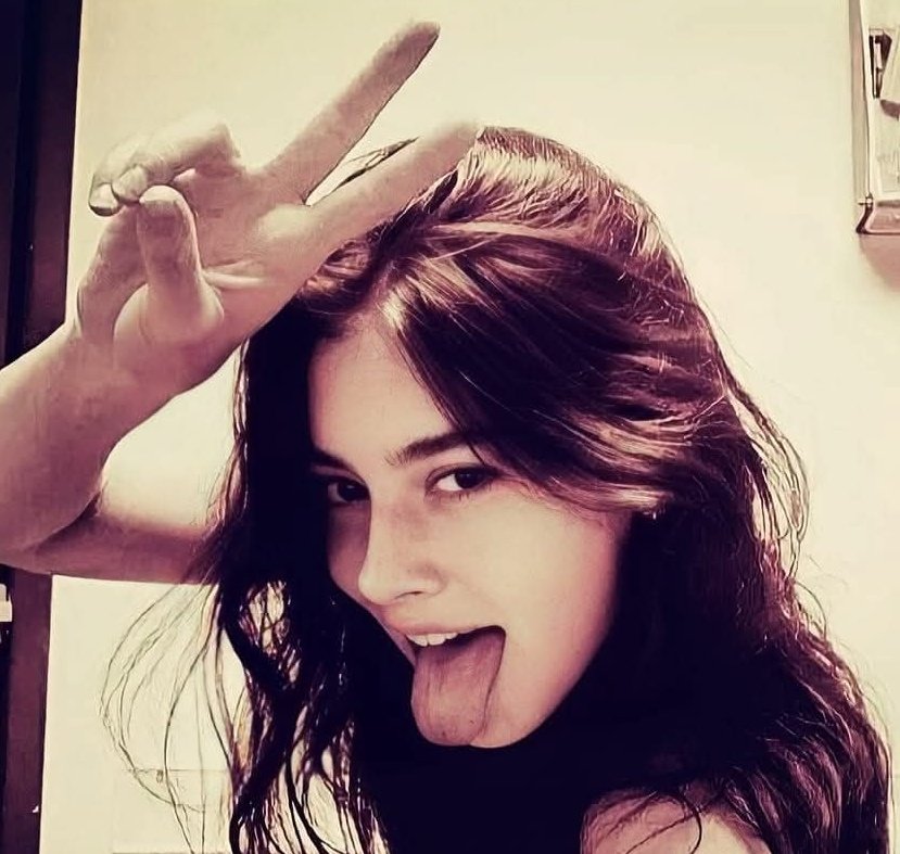 Hayat bizi hep çıkmaz sokağa bırakıp "Yolun açık olsun ✋" dedi... Biz ne yaptık, duvardan atlayıp, "Haydee EyvAllah..✌️" dedik...

#pazar
#Günaydın