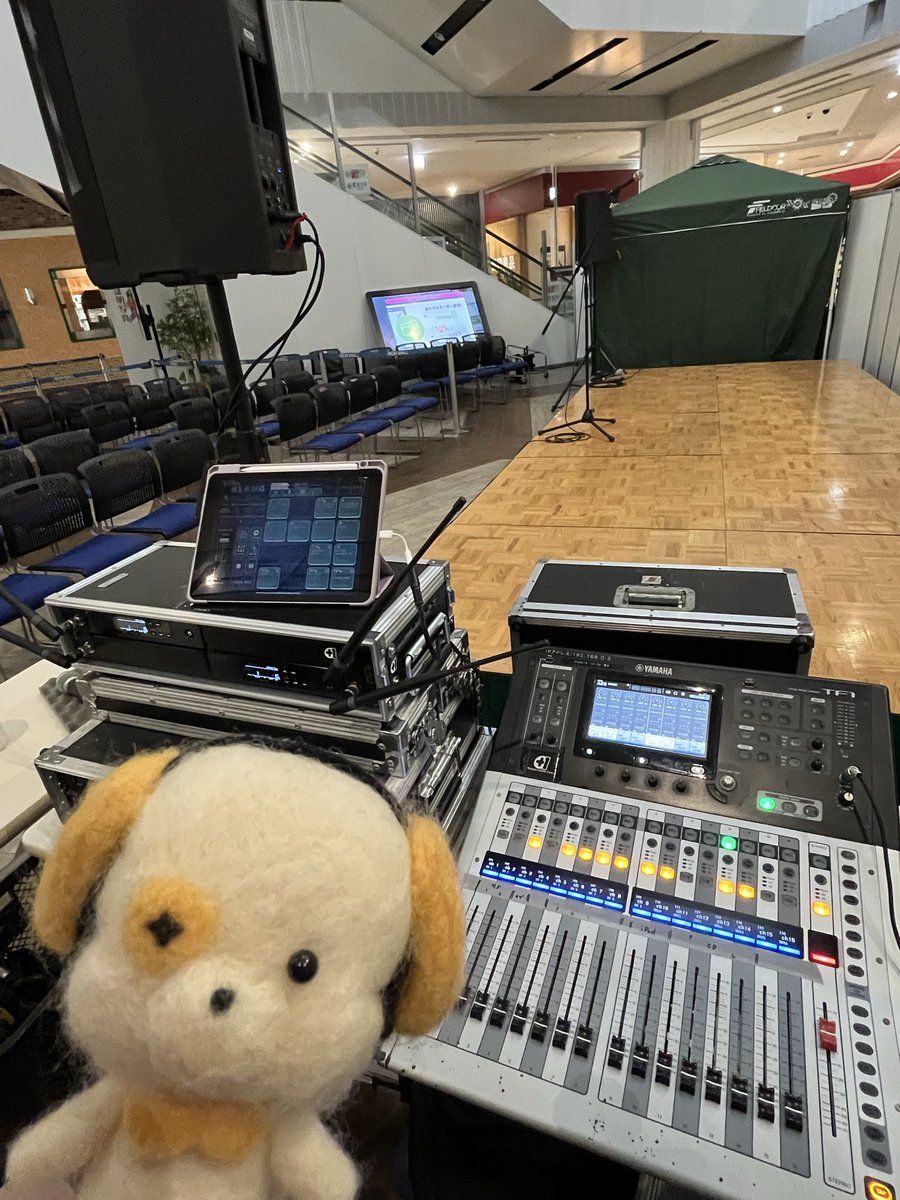 info_p1c's tweet photo. こんにちは🐾
今日はショッピングモールでの
お笑いイベントに来ているよ❣️
お客さんが2・3階まで
いっぱいのときは大体このスピーカー🔈

���音響
#BOSE_F1
#本番前にCモードにしたよ https://t.co/yHidsfquFC