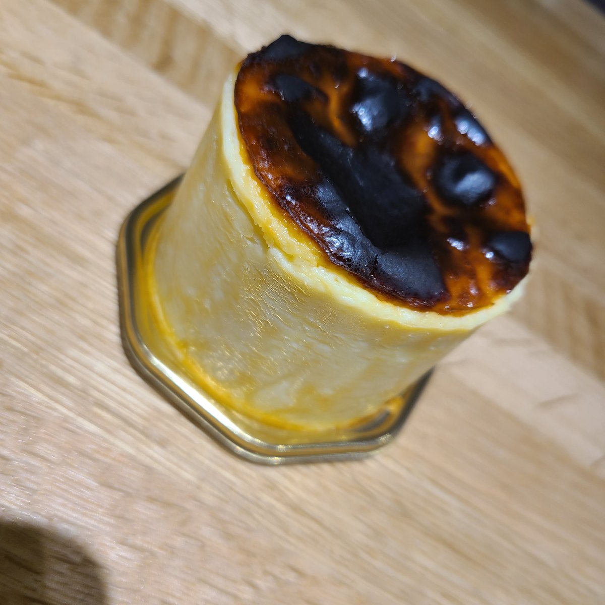 uratksi's tweet photo. 待ち時間に、期間限定で明日まで販売してるバスチー🧀

バスチー巡りでもしようかな笑 https://t.co/KxTjoxKKKB