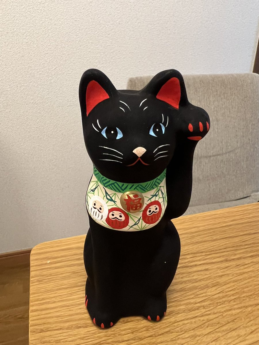 庭田議員から富山の伝統工芸品の土人形、招き猫を頂きました