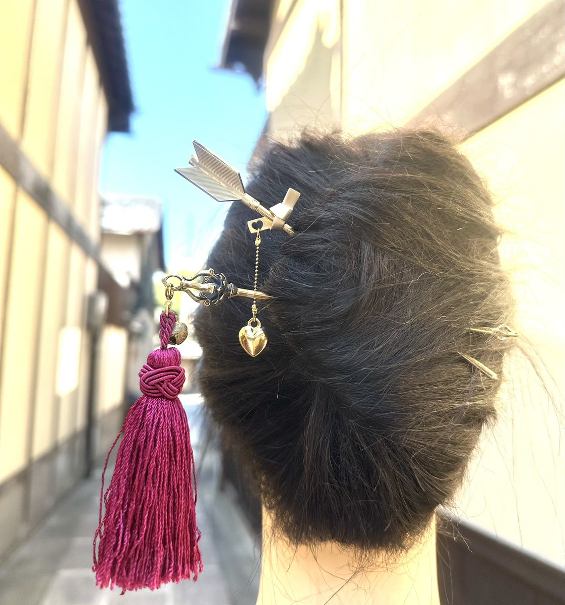 kanzashiyawargo's tweet photo. 【二年坂かんざし屋】
こんにちは😆⭐️
卒業式に使いたくて✨というお声を最近よくお伺いします👘
ワクワクドキドキ💓
普段使いも出来るお気に入りの一本を見つけてみませんか❓
今日は破魔矢を選ぶ方が多いので恋文付きの破魔矢をご紹介です💘

#かんざし　#かんざしヘアアレンジ https://t.co/H2gVFvYGjr