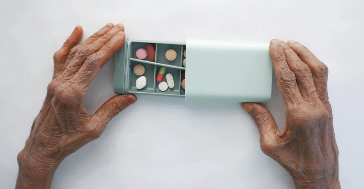 🧵 Slide 2 — Les cumuls de soins : avant / après

🔹 Avant 2019
Patient dépendant avec 1 ou 2 AIS 3 le matin
•Passage PDA midi et soir
•ou Alimentation entérale sur GEP le soir
•ou Sondage évacuateur toutes les 4h
•ou Aérosol matin et soir

📌 Tous les passages de midi et du