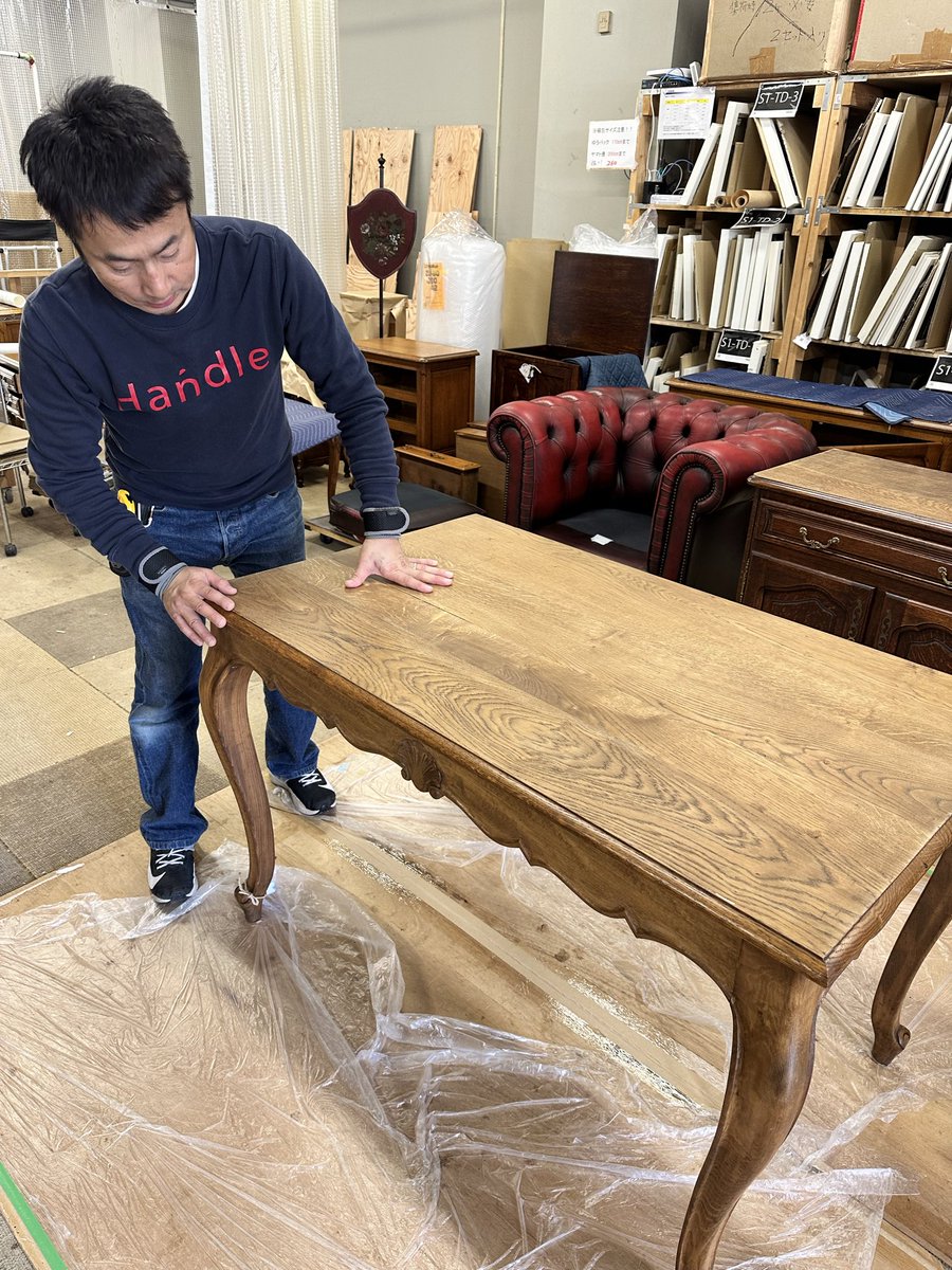 フランスアンティークのダイニングテーブルを修復中。 フランスの家具