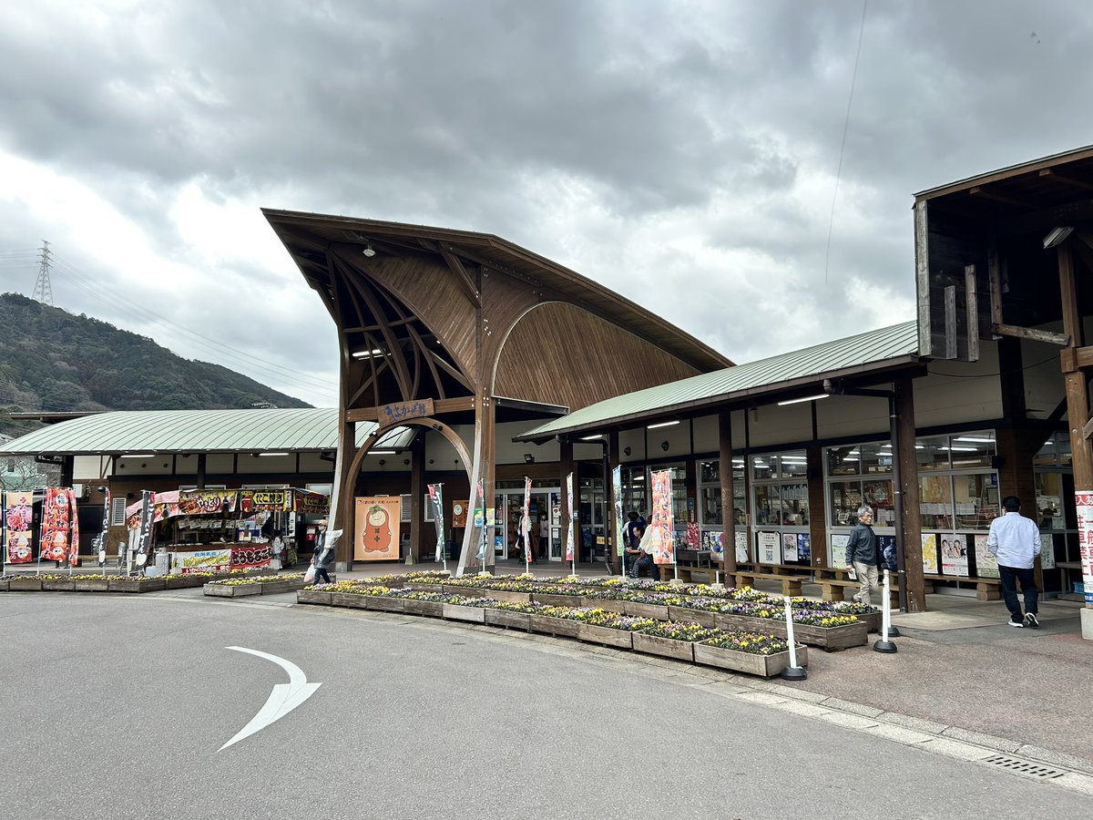humi_raelian's tweet image. 道の駅大和そよかぜ館
佐賀県佐賀市大和町大字梅野８０５
maps.app.goo.gl/zhrQaD6KKG1CZP…

ダムの駅しゃくなげの里に来た後は、道の駅大和そよかぜ館にやって来ました。

道の駅大和 そよかぜ館の裏には沢山の木造りのテーブルと椅子があり、その前には山の木々や川の美しい景色が広がります。