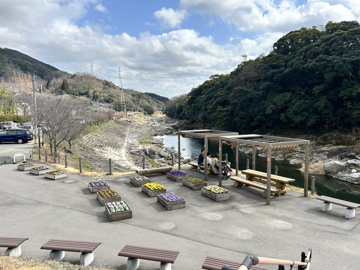 humi_raelian's tweet image. 道の駅大和そよかぜ館
佐賀県佐賀市大和町大字梅野８０５
maps.app.goo.gl/zhrQaD6KKG1CZP…

ダムの駅しゃくなげの里に来た後は、道の駅大和そよかぜ館にやって来ました。

道の駅大和 そよかぜ館の裏には沢山の木造りのテーブルと椅子があり、その前には山の木々や川の美しい景色が広がります。