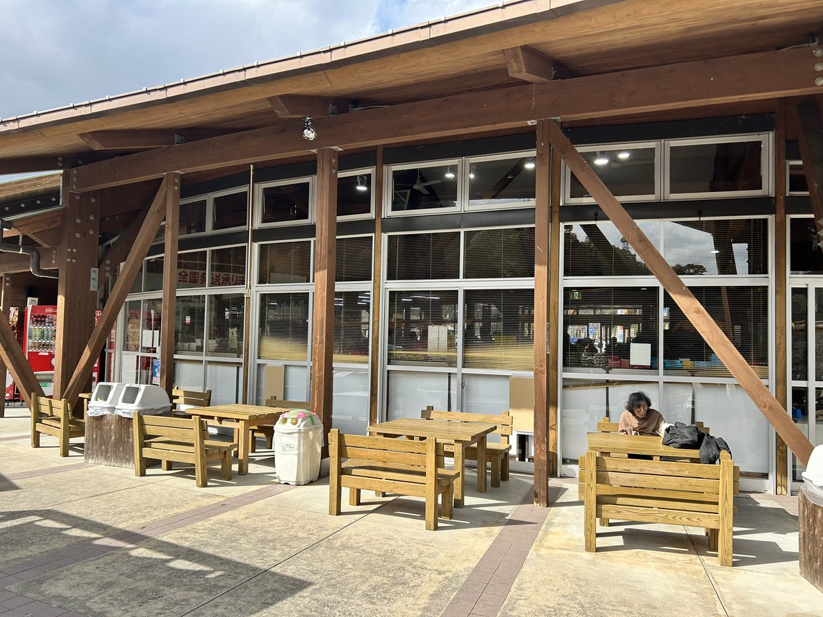 humi_raelian's tweet image. 道の駅大和そよかぜ館
佐賀県佐賀市大和町大字梅野８０５
maps.app.goo.gl/zhrQaD6KKG1CZP…

ダムの駅しゃくなげの里に来た後は、道の駅大和そよかぜ館にやって来ました。

道の駅大和 そよかぜ館の裏には沢山の木造りのテーブルと椅子があり、その前には山の木々や川の美しい景色が広がります。