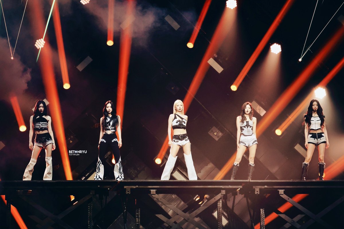 260214 ITZY 3RD WORLD TOUR <TUNNEL VISION> in SEOUL HQ 

Never backing down
빛을 쫓아 what I want

#있지 #ITZY #예지 #YEJI 
#리아 #LIA #류진 #RYUJIN 
#채령 #CHAERYEONG #유나 #YUNA
<a href="/ITZYofficial/">ITZY</a>