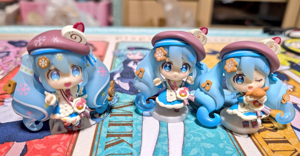 本日のお出かけの成果。
つままれ売ってたのと、アソートガチャは4回まで又はAが出るまでで回したら3回目できました。
先日買った食玩のと並べるとガチャの方が少し大きく、帽子に模様が入っていたりと作りが細かいです。