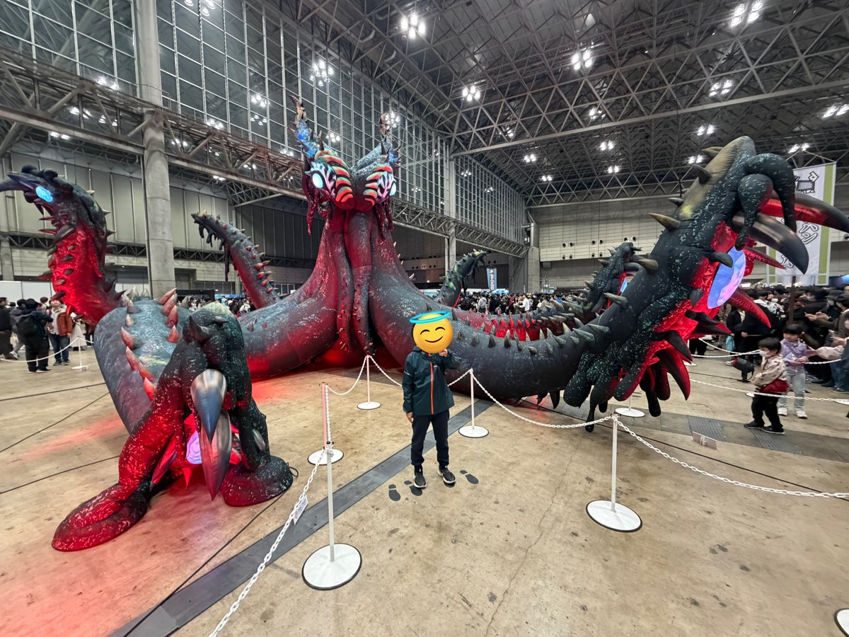 natsuki1587's tweet photo. 軽い気持ちできたら2時間半くらい並んでようやく入っても、中でも人だらけ…
万博よりディズニーより並んだ😭

モンハンnowは永遠と出来た😋

 #モンハンフェスタ https://t.co/Lo2mnlqFQG