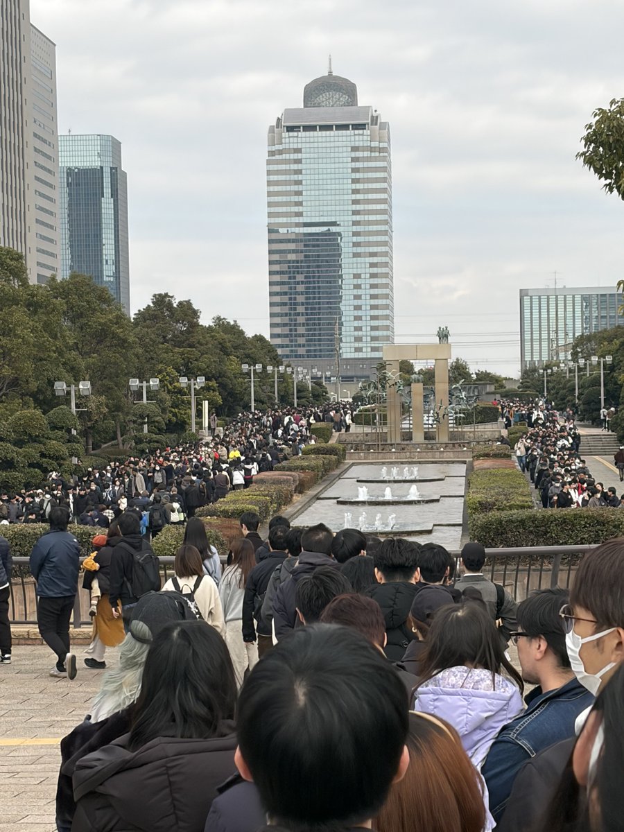 natsuki1587's tweet photo. 軽い気持ちできたら2時間半くらい並んでようやく入っても、中でも人だらけ…
万博よりディズニーより並んだ😭

モンハンnowは永遠と出来た😋

 #モンハンフェスタ https://t.co/Lo2mnlqFQG