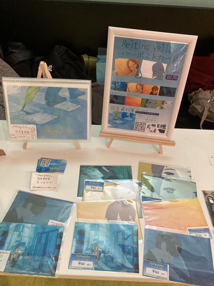 \\グッズ販売のお知らせ⑤//

『Melting Yellow』

・ポストカード全8種 各300円
・ポストカード Aセット・Bセット
  各4枚入り 900円

予約販売
・設定資料集 1400円
設定資料集の予約販売もレジにて承っております！

 #アニメ
 #卒業制作
 #indie_anime 
 #セイカアニメ2026