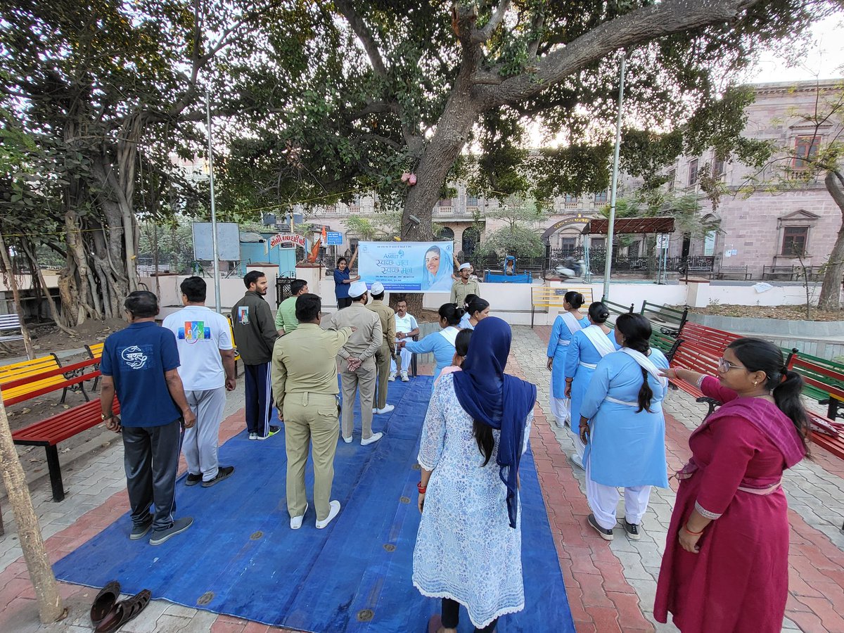 shubh0296's tweet photo. With the blessings of Satguru Mata Sudiksha ji maharaj, under #projectamrit , volunteers of #santnirankarimission took this opportunity to participate in the cleanliness drive #Bhuj.
#swachhjalswachhmann
#projectamrit
#servicewithhumility
#santnirankaricharitablefoundation https://t.co/zLiFe0bek1