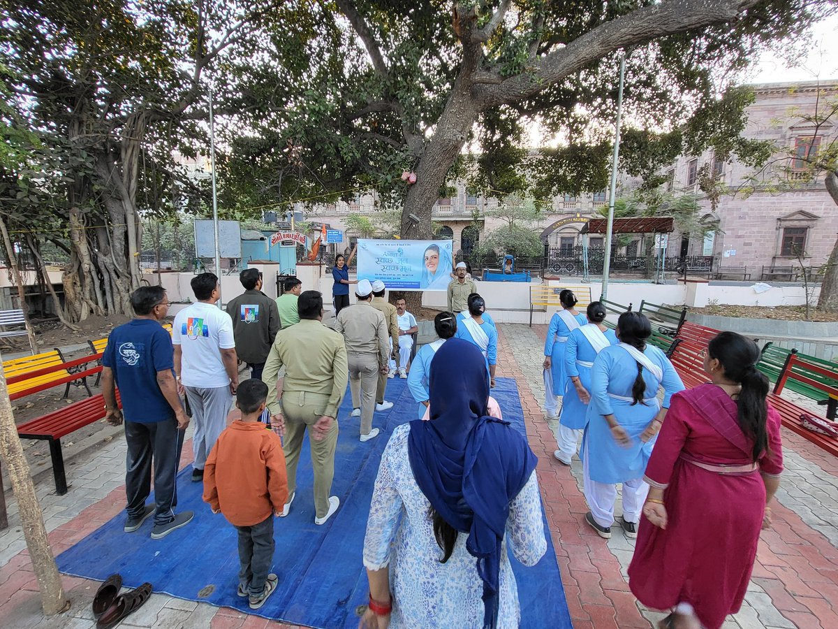 shubh0296's tweet photo. With the blessings of Satguru Mata Sudiksha ji maharaj, under #projectamrit , volunteers of #santnirankarimission took this opportunity to participate in the cleanliness drive #Bhuj.
#swachhjalswachhmann
#projectamrit
#servicewithhumility
#santnirankaricharitablefoundation https://t.co/zLiFe0bek1