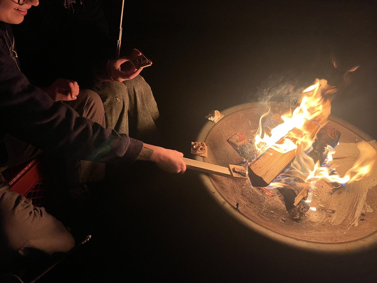 pegasusonfilm's tweet image. s’mores with friends #saved