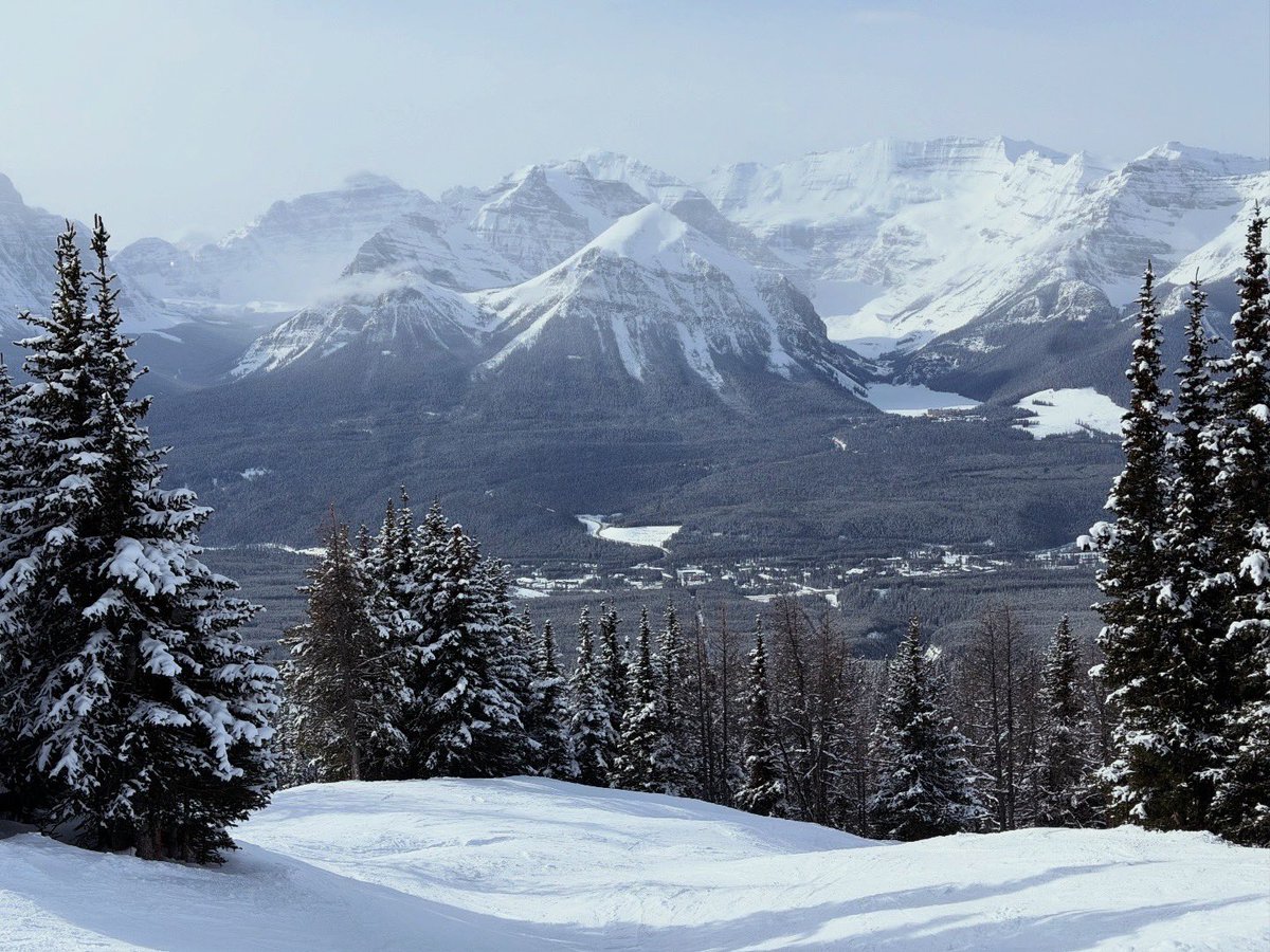 davidha02's tweet photo. Up in the clouds. Beauty day at Lake Louise Resort https://t.co/X9p0uYAGMd
