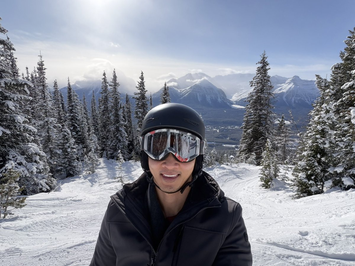 davidha02's tweet photo. Up in the clouds. Beauty day at Lake Louise Resort https://t.co/X9p0uYAGMd