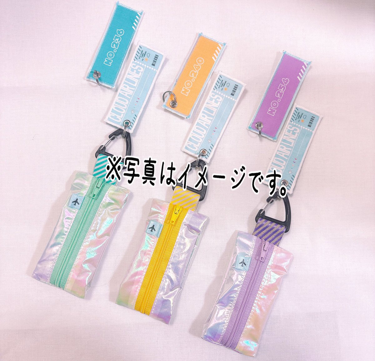 ehina7's tweet photo. 新作できました〜！（お品書き書けないかもしれないので進捗を載せていきます…）
▼カラビナ付きマチ付きミニポーチ
内番服イメージのフライトタグ風チャームがつきます。
（タグはリバーシブル・それぞれのカラーの裏地付きです）
【雲生・雲次・雲重】
ファスナーカラー違いがあります https://t.co/gn9qvqv5Yq