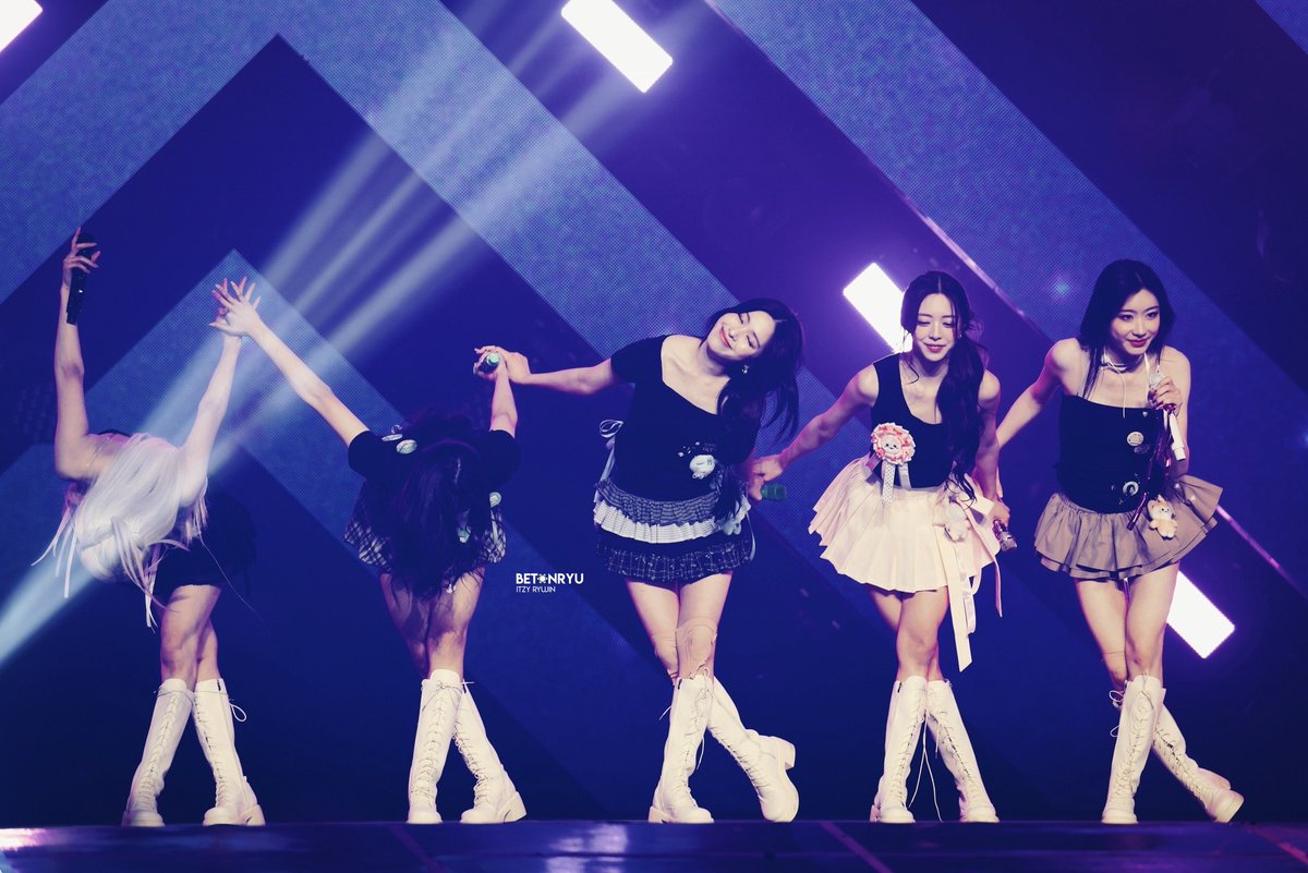 betonryu_srj's tweet photo. 260213-15 ITZY 3RD WORLD TOUR <TUNNEL VISION> in SEOUL HQ 

One, two, three, for five
Hands up to the sky
We make stars shine bright
We are shining brighter

#있지 #ITZY #예지 #YEJI 
#리아 #LIA #류진 #RYUJIN 
#채령 #CHAERYEONG #유나 #YUNA
@ITZYofficial https://t.co/3xiWMhw9t6