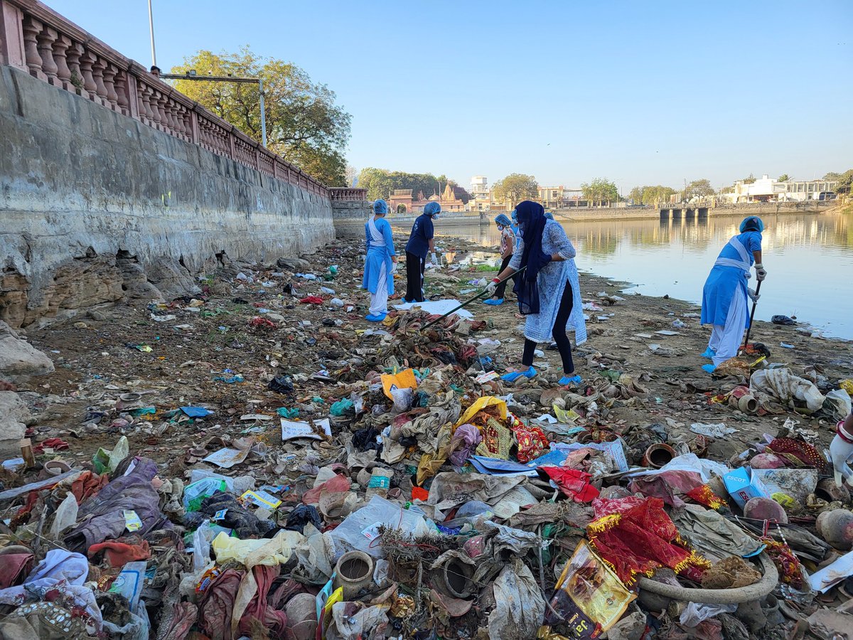 shubh0296's tweet photo. Cleanliness drive @hamisarLake
#santnirankarimission
#santnirankaricharitablefoundation
#projectamrit
#servicewithhumility
#swachhjalswachhmann
#bhujKutch
#waterconservation
@santnirankari
@sncfoundation
@MinOfCultureGoI https://t.co/mO41sEXN5S